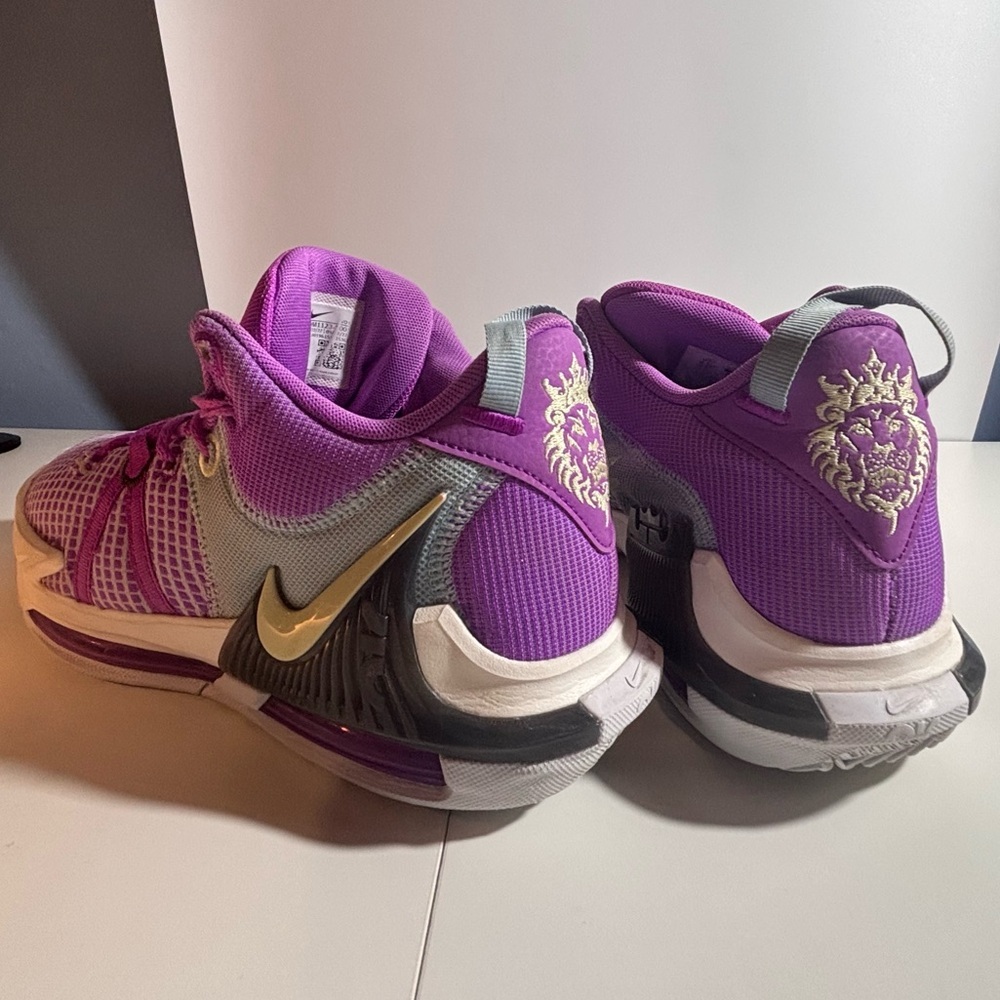 Nike LeBron Witness 7 model Fuchsia Dream